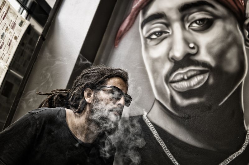 Tupac Shakur honoré à Hollywood : le bilan posthume d'un artiste emblématique du rap américain.rapaméricain,TupacShakur,Hollywood,artisteemblématique,bilanposthume