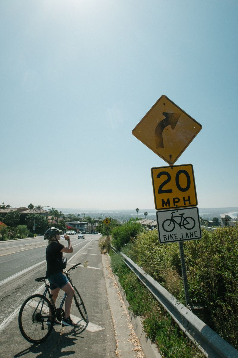 La lutte pour le maillot jaune s'intensifie lors du départ de la cinquième étape du Tour de France-TourdeFrance-maillotjaune-cyclisme-compétition-étape-départ-lutte-intensification