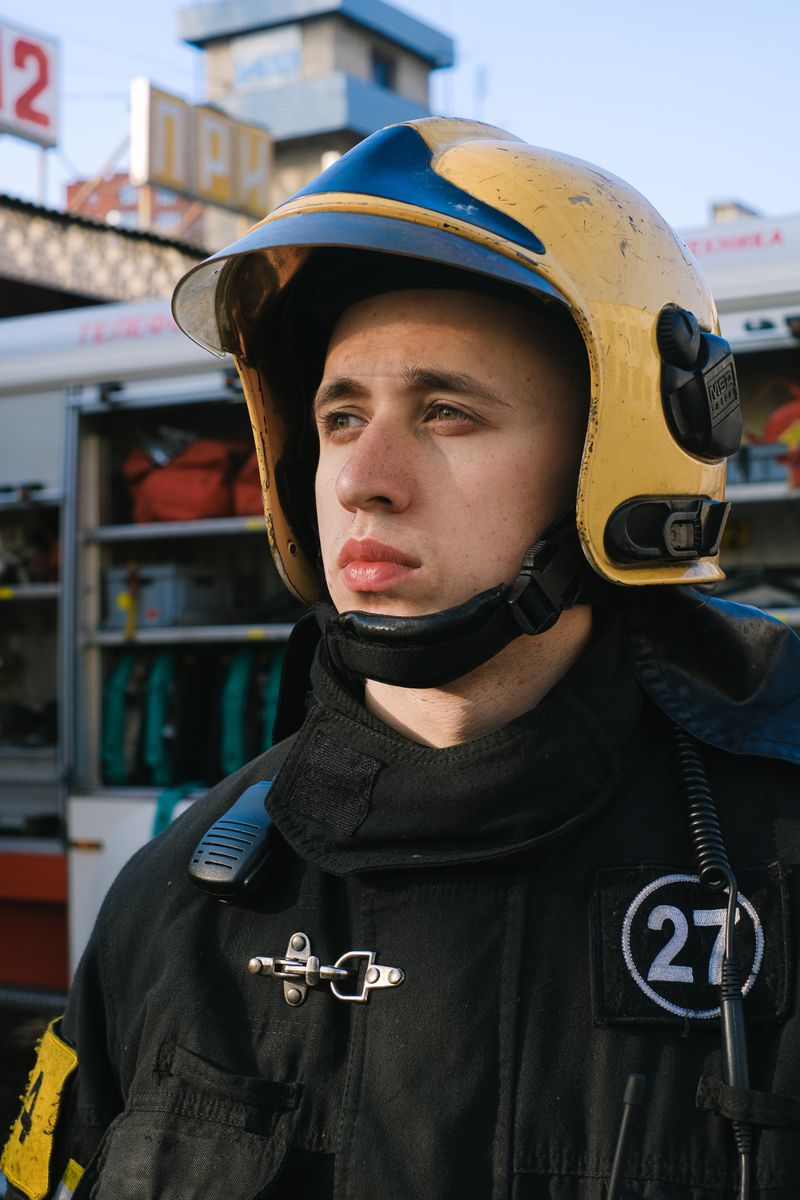 Le titre de l'article en français pourrait être : "Le courage tragique d'un jeune pompier de 24 ans : hommage à Saint-Denis"Lecouragetragiquejeunepompier24anshommageSaint-Denis