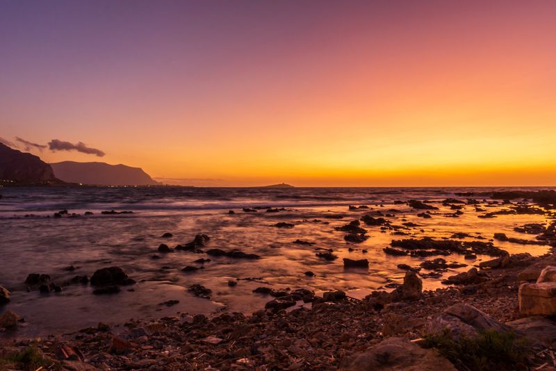 "Alerte incendies en Sicile : évacuation de touristes et paralysie de l'aéroport"alerteincendies,Sicile,évacuation,touristes,paralysie,aéroport