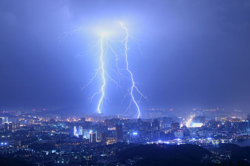 ⚡ "Alerte rouge : les premiers orages frappent 5 départements" ⚡alerterouge,orages,départements,météo,alertemétéo