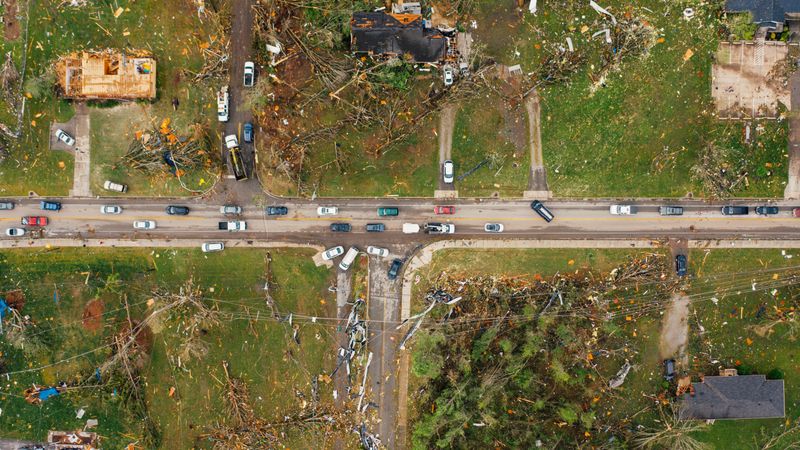 Les conséquences d'une tornade dans le Doubs : des dégâts importants près de la frontière suisse Titre de l'article : Les ravages d'une tornade dans le Doubs aux abords de la frontière suisse-Tornade-Doubs-Dégâts-Frontièresuisse-Catastrophenaturelle-Ravages-Actualités-France-Suisse