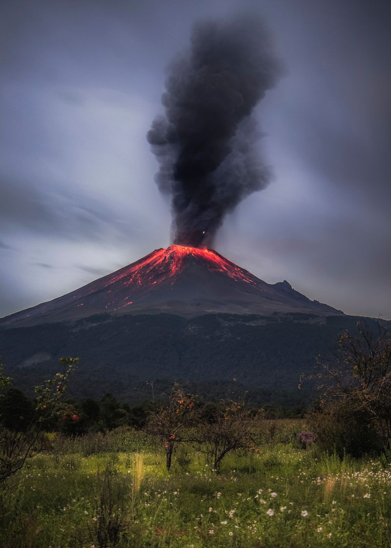 L'éruption spectaculaire du Piton de la Fournaise en 2023 : Un feu puissant au coeur de La Réunion.PitondelaFournaise,éruptionvolcanique,LaRéunion,volcan,spectaclenaturel