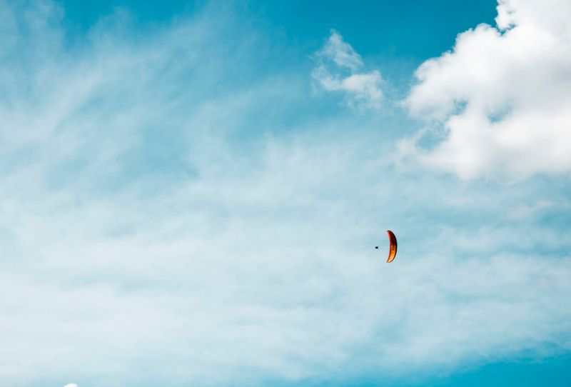 L'audacieuse célébration des 85 ans d'Isabelle Aubret : un saut en parachute plein d'émotionsIsabelleAubret,célébration,85ans,audacieuse,sautenparachute,émotions