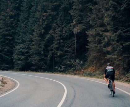 "Jeune prodige du cyclisme défie les distances : à seulement X ans, il parcourt 1 200 km !"-cyclisme-jeuneprodige-défissportifs-recorddedistance-performancesportive-endurance-Xans-parcoursde1200km