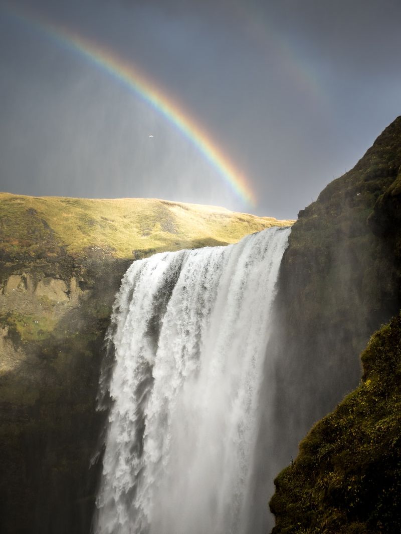 La lave "orange pure comme le soleil" attire les visiteurs en Islande: une expérience envoûtante de la naturelave,orange,soleil,visiteurs,Islande,expérience,nature