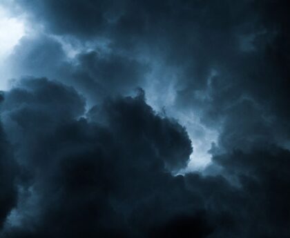 Tempête électrique spectaculaire : les images impressionnantes d'une pluie d'éclairs et d'un nuage "arcus"tempêteélectrique,imagesimpressionnantes,pluied'éclairs,nuagearcus