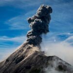 L'éruption de l'Etna contraint l'aéroport de Catane à fermer: une situation explosive pour le transport aérien en ItalieEtna,éruptionvolcanique,aéroportdeCatane,transportaérien,Italie