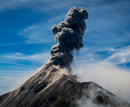 L'éruption de l'Etna contraint l'aéroport de Catane à fermer: une situation explosive pour le transport aérien en ItalieEtna,éruptionvolcanique,aéroportdeCatane,transportaérien,Italie