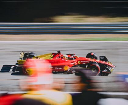 "Triomphe et déception : Carlos Sainz monte sur le podium lors du Grand Prix d'Italie, tandis que Charles Leclerc a..."Triomphe,déception,CarlosSainz,podium,GrandPrixd'Italie,CharlesLeclerc