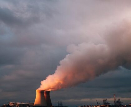 Le titre de l'article en français : "La Corée du Nord révèle son nouveau sous-marin nucléaire : une menace pour la sécurité mondiale ?"CoréeduNord,sous-marinnucléaire,sécuritémondiale