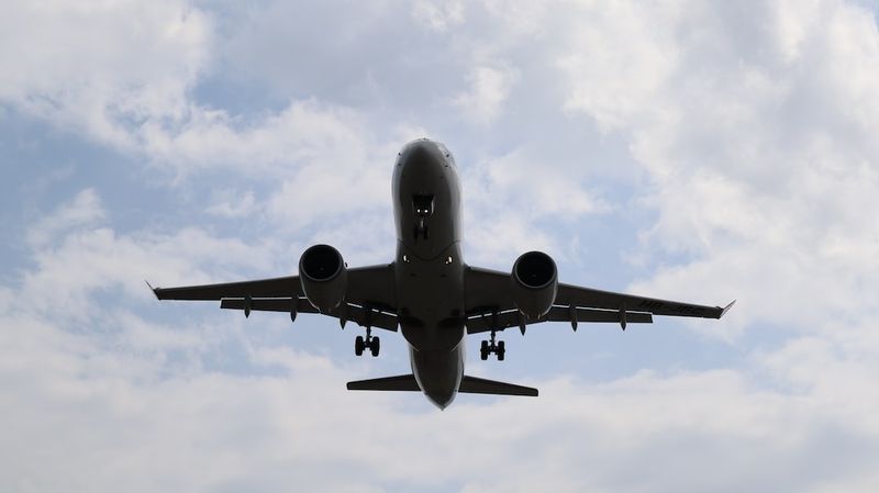 Le titre de l'article: "Le triomphant retour de Stijn à l'aéroport : un moment fort pour le Toulouse FC"1.ToulouseFC2.Retourtriomphant3.Stijn4.Aéroport5.Momentfort6.Article7.Toulouse8.Football