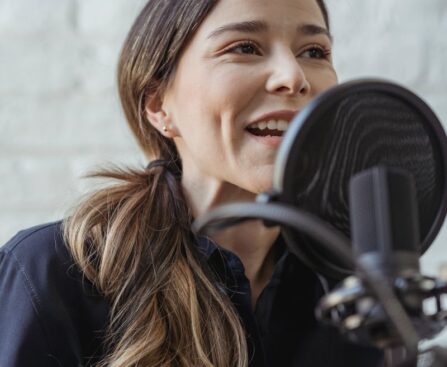 Le premier venu : qui chante la chanson du générique de fin du film "Le génie ou la folie" ? Titre : À la découverte de la voix mystérieuse du générique de fin du film "Le génie ou la folie"Lepremiervenu,chanson,génériquedefin,film,Legénieoulafolie,voixmystérieuse