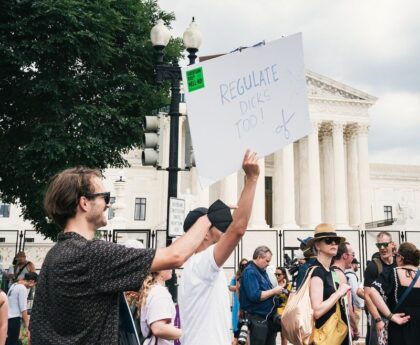 Le titre de l'article en français serait: "L'inscription de l'IVG dans la constitution: Quels changements à prévoir?"IVG,constitution,changements,inscription,français