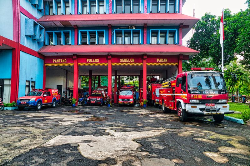 Feu infernal à Rouen : les pompiers face à un défi immense1.Feu2.Infernal3.Rouen4.Pompiers5.Défi6.Incendie7.Catastrophe8.Sécurité