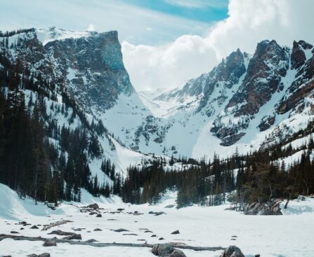 Alors que le changement climatique continue de façonner notre planète, le Mont Blanc, le toit de l'Europe, subit une fonte significative de ses glaciers. Cette infographie révèle les effets alarmants de la fonte des glaces sur le célèbre sommet alpin, mettant en lumière la perte de plus de deux mètres en seulement deux ans. Découvrez l'ampleur de ce phénomène dramatique et les conséquences futures pour cette icône emblématique des Alpes. Titre: "La fonte alarmante du Mont Blanc: Une infographie sur la perte de plus de deux mètres en deux ans"-MontBlanc-changementclimatique-fontedesglaces-glaciers-sommetalpin-infographie-pertedeglace-conséquences-Alpes-ic