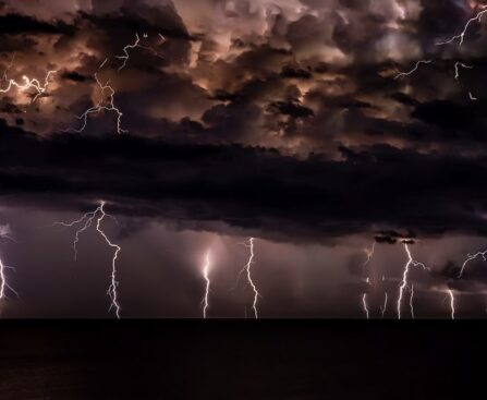 "Une véritable bombe" : La tempête Ciarán, violente et destructrice, frappe l'EuropetempêteCiarán,Europe,météo,intempéries,destruction,ventsviolents