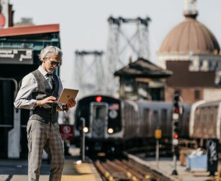 "Facilitez vos déplacements pendant les fêtes avec SNCF Connect : l'outil indispensable pour réserver vos billets de train pour Noël"SNCFConnect,réservationdebilletsdetrain,déplacementspendantlesfêtes,Noël,SNCF